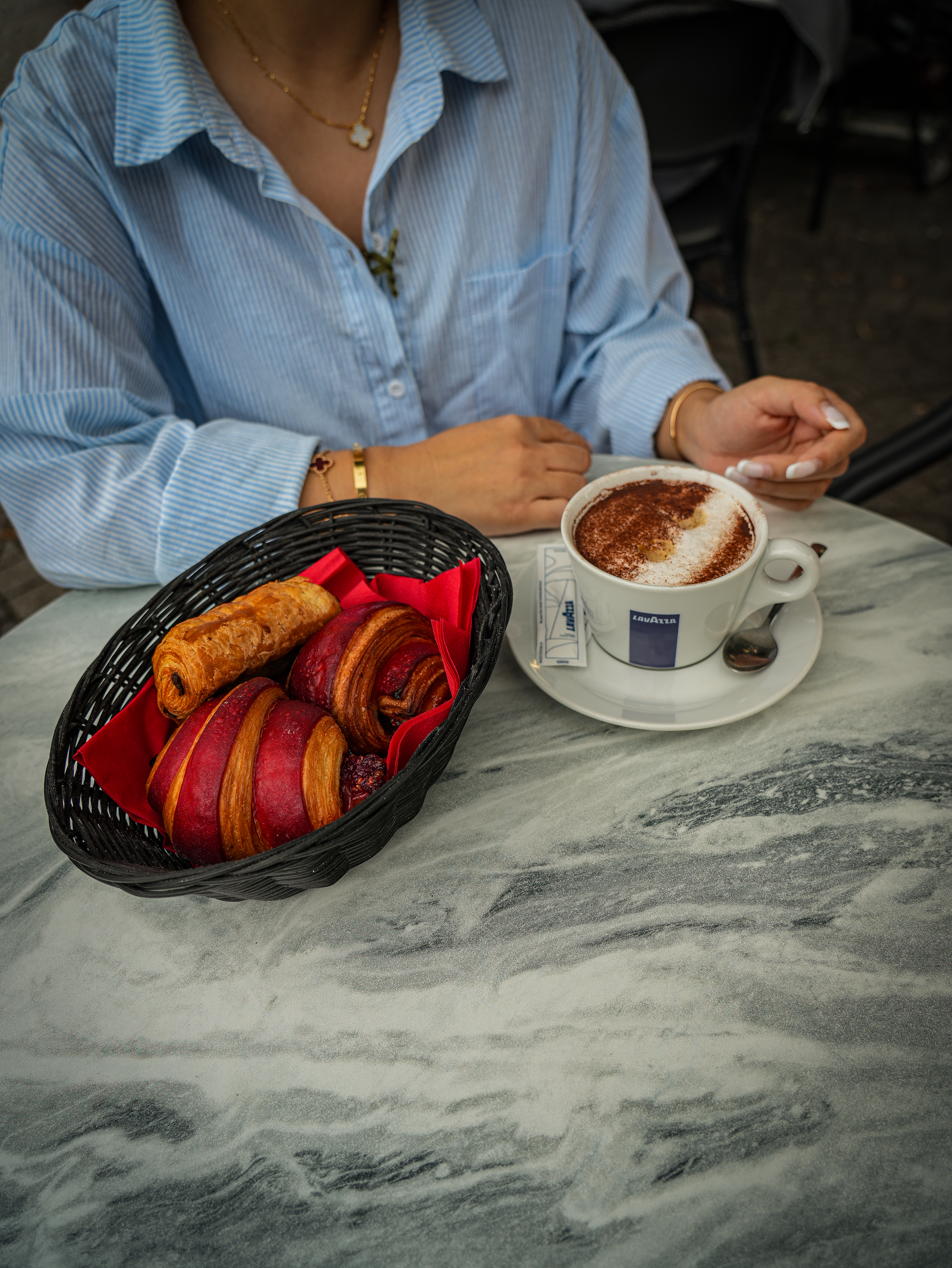 Pause café avec viennoiseries au café de Rouen