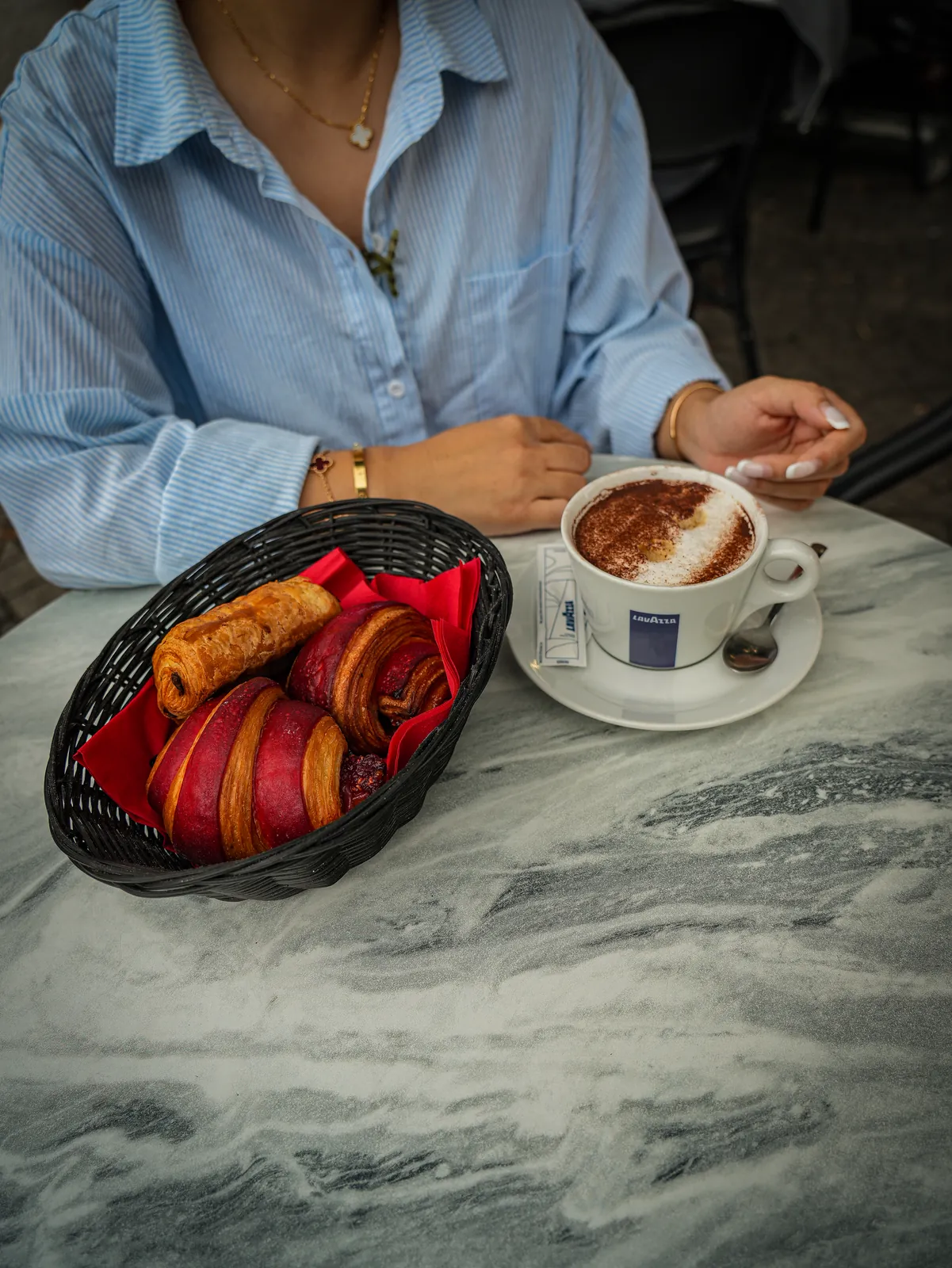 Pause café avec viennoiseries au café de Rouen